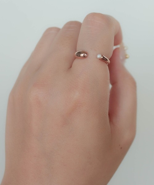 ebine（エビネ）の「金属アレルギー対応 サージカルステンレス Side Pearl Ring（リング・レディース・ゴールド/シルバー/ピンク・7号/13号/16号/11号/9号）」の2枚目の写真