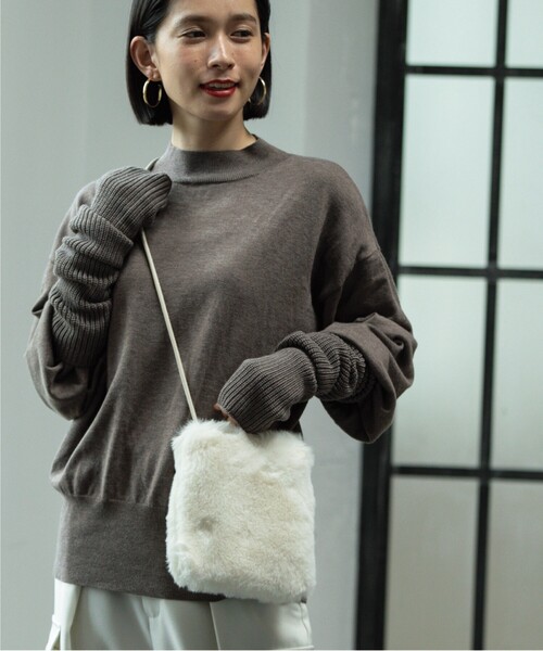 OPAQUE.CLIP（オペークドットクリップ）の「◆フェイクファーミニポシェット（ショルダーバッグ・レディース・チャコールグレー/オフホワイト/グリーン/サンドベージュ・00）」の5枚目の写真