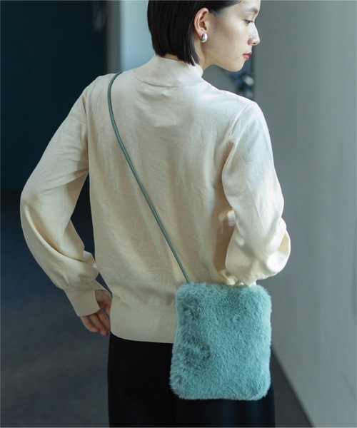 OPAQUE.CLIP（オペークドットクリップ）の「◆フェイクファーミニポシェット（ショルダーバッグ・レディース・チャコールグレー/オフホワイト/グリーン/サンドベージュ・00）」の4枚目の写真