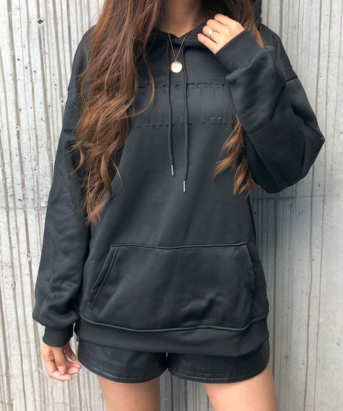 GLAMOROUS JANE(グラマラスジェーン)の「裏起毛エンボスロゴプルパーカー(パーカー・レディース・ブラック/ホワイト/グレー・FREE)」の2枚目の写真