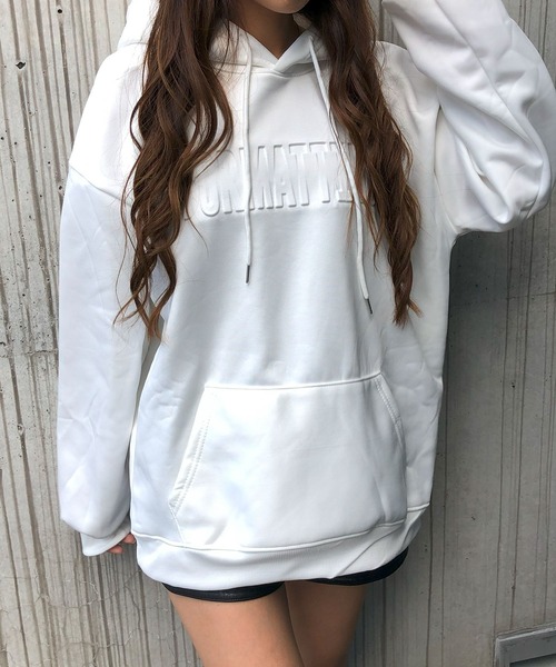 GLAMOROUS JANE(グラマラスジェーン)の「裏起毛エンボスロゴプルパーカー(パーカー・レディース・ブラック/ホワイト/グレー・FREE)」の8枚目の写真