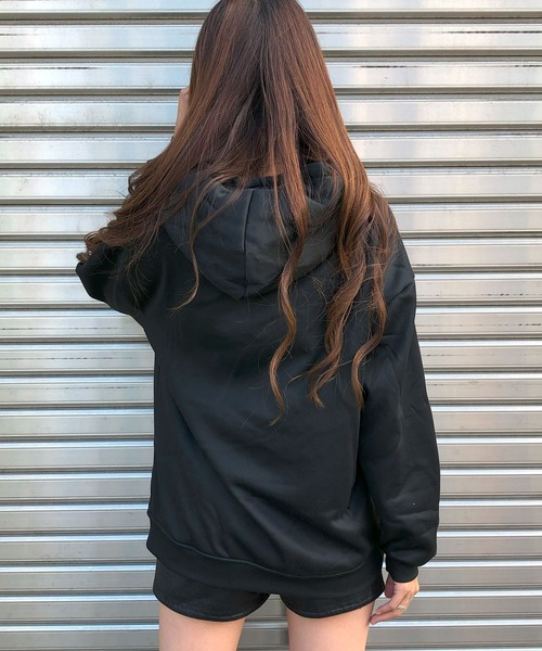 GLAMOROUS JANE(グラマラスジェーン)の「裏起毛エンボスロゴプルパーカー(パーカー・レディース・ブラック/ホワイト/グレー・FREE)」の20枚目の写真