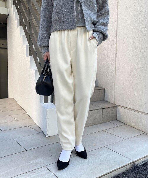 fredy emue（フレディエミュ）の「シルキーウォームツイルテーパードパンツ（その他パンツ・レディース・オフホワイト/ブラック/カーキ/サックスブルー・36/38）」の2枚目の写真