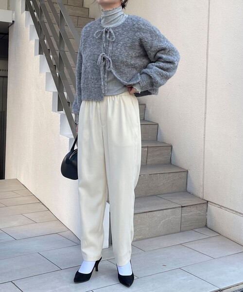 fredy emue（フレディエミュ）の「シルキーウォームツイルテーパードパンツ（その他パンツ・レディース・オフホワイト/ブラック/カーキ/サックスブルー・36/38）」の6枚目の写真