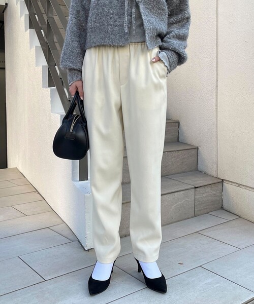 fredy emue（フレディエミュ）の「シルキーウォームツイルテーパードパンツ（その他パンツ・レディース・オフホワイト/ブラック/カーキ/サックスブルー・36/38）」の8枚目の写真