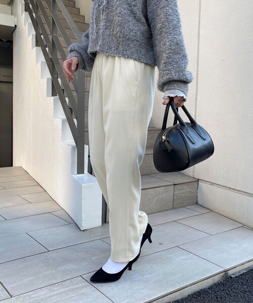 fredy emue（フレディエミュ）の「シルキーウォームツイルテーパードパンツ（その他パンツ・レディース・オフホワイト/ブラック/カーキ/サックスブルー・36/38）」の9枚目の写真