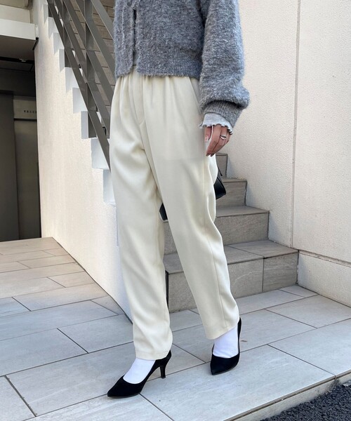 fredy emue（フレディエミュ）の「シルキーウォームツイルテーパードパンツ（その他パンツ・レディース・オフホワイト/ブラック/カーキ/サックスブルー・36/38）」の12枚目の写真