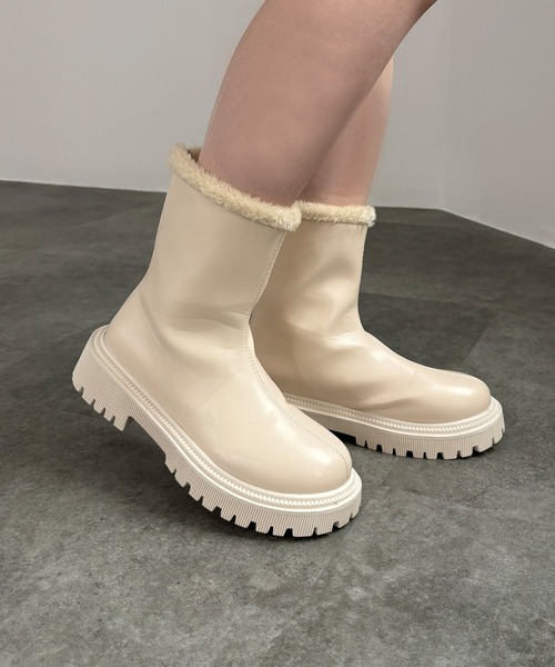 ISOOK(アイスー)の「【ISOOK / アイスー】トラックソールボアブーツ / 厚底ブーツ ローヒール ショートブーツ ZOZOTOWN限定(ブーツ・レディース・ブラック/アイボリー・23/24/25/24.5/23.5)」の1枚目の写真