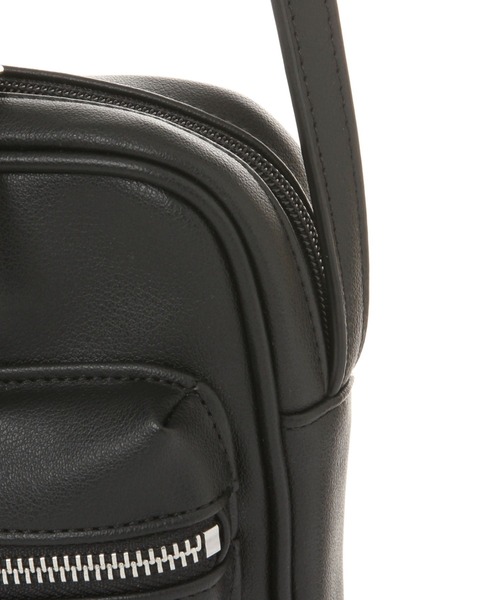 LAKOLE（ラコレ）の「ジップショルダーバッグ / 991664（ショルダーバッグ・メンズ・ブラック/オフホワイト/サンドグレー・FREE）」の12枚目の写真