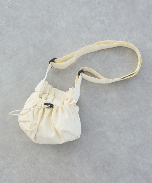 un dix cors（アンディコール）の「ドロストリングミニショルダー（ショルダーバッグ・レディース・アイボリー/ブラック/グリーン・FREE）」の4枚目の写真