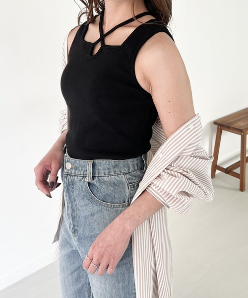 JUNOAH（ジュノア）の「クロスネックリブタンクトップ（タンクトップ・レディース・グレイッシュベージュ/ブラック/ブラウン/ホワイト・X-LARGE/LARGE/MEDIUM）」の6枚目の写真