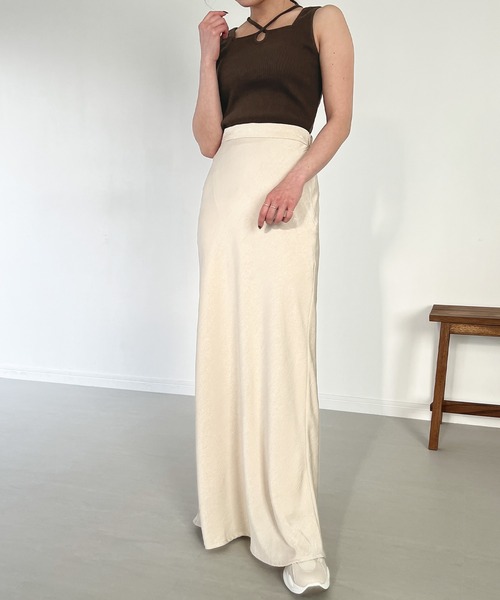 JUNOAH（ジュノア）の「クロスネックリブタンクトップ（タンクトップ・レディース・グレイッシュベージュ/ブラック/ブラウン/ホワイト・X-LARGE/LARGE/MEDIUM）」の12枚目の写真