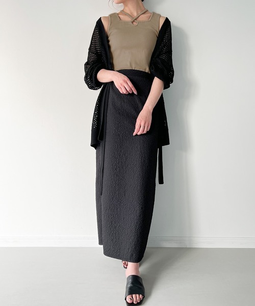 JUNOAH（ジュノア）の「クロスネックリブタンクトップ（タンクトップ・レディース・グレイッシュベージュ/ブラック/ブラウン/ホワイト・X-LARGE/LARGE/MEDIUM）」の15枚目の写真