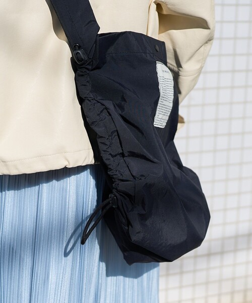 FREAK'S STORE（フリークスストア）の「THEATRE PRODUCTS × FREAK'S STORE/シアタープロダクツ 別注 2WAY ギャザーショルダーバッグ（ショルダーバッグ・レディース・ナチュラル/ブラウン/ブラック・ONE SIZE）」の17枚目の写真