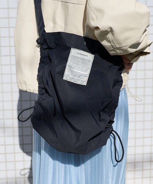 FREAK'S STORE（フリークスストア）の「THEATRE PRODUCTS × FREAK'S STORE/シアタープロダクツ 別注 2WAY ギャザーショルダーバッグ（ショルダーバッグ・レディース・ナチュラル/ブラウン/ブラック・ONE SIZE）」の16枚目の写真