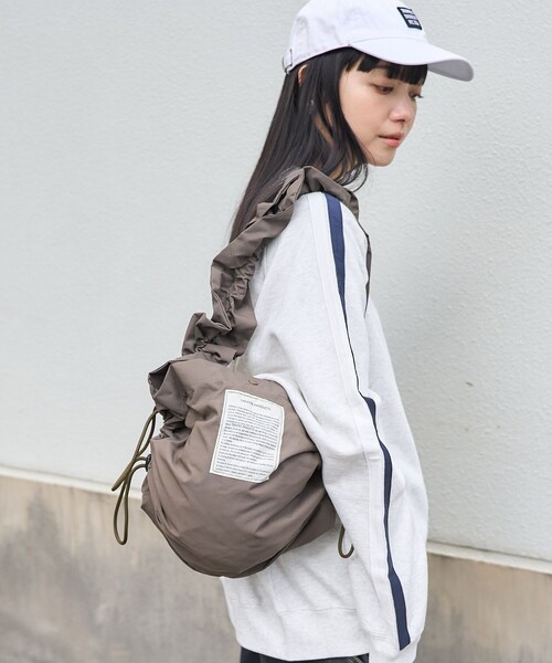 FREAK'S STORE（フリークスストア）の「THEATRE PRODUCTS × FREAK'S STORE/シアタープロダクツ 別注 2WAY ギャザーショルダーバッグ（ショルダーバッグ・レディース・ナチュラル/ブラウン/ブラック・ONE SIZE）」の13枚目の写真