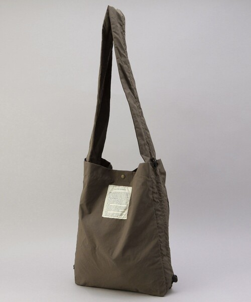 FREAK'S STORE（フリークスストア）の「THEATRE PRODUCTS × FREAK'S STORE/シアタープロダクツ 別注 2WAY ギャザーショルダーバッグ（ショルダーバッグ・レディース・ナチュラル/ブラウン/ブラック・ONE SIZE）」の11枚目の写真