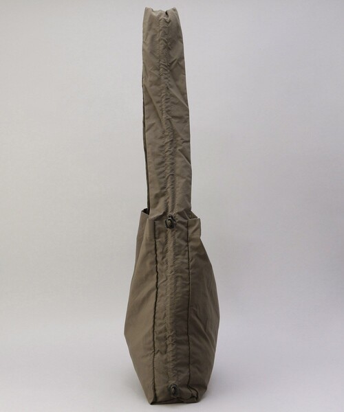 FREAK'S STORE（フリークスストア）の「THEATRE PRODUCTS × FREAK'S STORE/シアタープロダクツ 別注 2WAY ギャザーショルダーバッグ（ショルダーバッグ・レディース・ナチュラル/ブラウン/ブラック・ONE SIZE）」の10枚目の写真