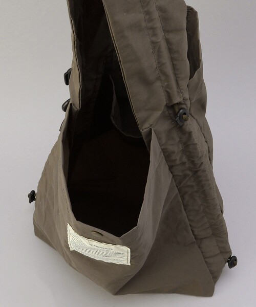 FREAK'S STORE（フリークスストア）の「THEATRE PRODUCTS × FREAK'S STORE/シアタープロダクツ 別注 2WAY ギャザーショルダーバッグ（ショルダーバッグ・レディース・ナチュラル/ブラウン/ブラック・ONE SIZE）」の5枚目の写真