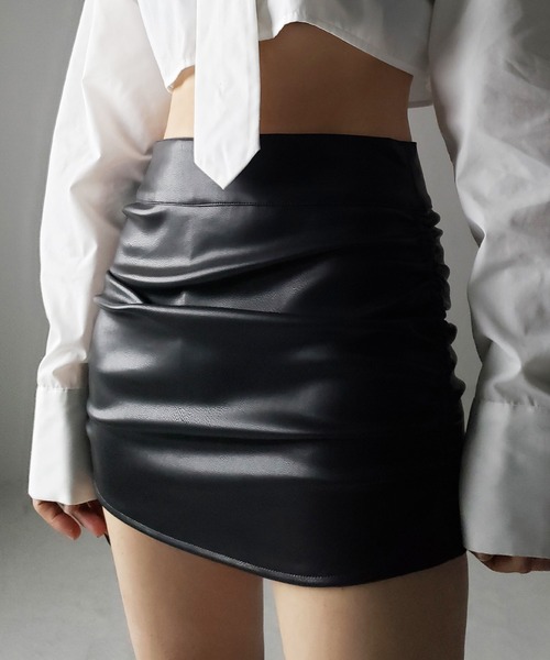 me+em select(ミームセレクト)の「フェイクレザーシャーリングマイクロミニスカパン / fake leather shirring micro mini skirt pants(スカート・レディース・ブラック/ブラウン・LARGE/MEDIUM/SMALL)」の7枚目の写真