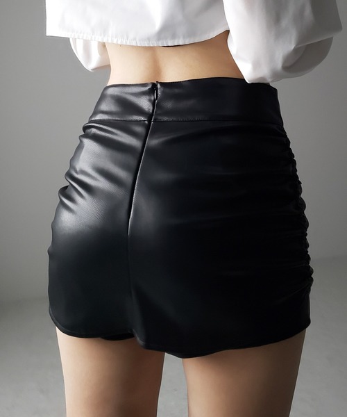 me+em select(ミームセレクト)の「フェイクレザーシャーリングマイクロミニスカパン / fake leather shirring micro mini skirt pants(スカート・レディース・ブラック/ブラウン・LARGE/MEDIUM/SMALL)」の8枚目の写真