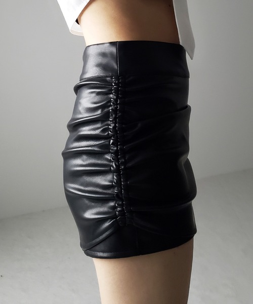 me+em select(ミームセレクト)の「フェイクレザーシャーリングマイクロミニスカパン / fake leather shirring micro mini skirt pants(スカート・レディース・ブラック/ブラウン・LARGE/MEDIUM/SMALL)」の9枚目の写真