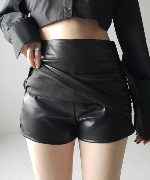 me+em select(ミームセレクト)の「フェイクレザーシャーリングマイクロミニスカパン / fake leather shirring micro mini skirt pants(スカート・レディース・ブラック/ブラウン・LARGE/MEDIUM/SMALL)」の3枚目の写真