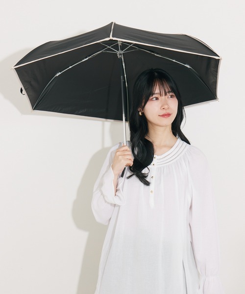 nifty colors（ニフティーカラーズ）の「【niftycolors/ニフティカラーズ】 完全遮光 晴雨兼用パイピングミニ折りたたみ日傘　WEB限定（折りたたみ傘・レディース・ベージュ/ブラック・MEDIUM）」の4枚目の写真