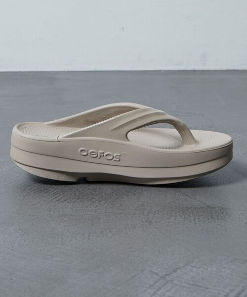 OOFOS（ウーフォス）の「OOFOS/ウーフォス 別注 OOmega/ウーメガ/リカバリーサンダル/トングサンダル（サンダル・メンズ・ベージュ系・7/8/9）」の4枚目の写真