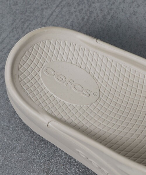 OOFOS（ウーフォス）の「OOFOS/ウーフォス 別注 OOmega/ウーメガ/リカバリーサンダル/トングサンダル（サンダル・メンズ・ベージュ系・7/8/9）」の5枚目の写真