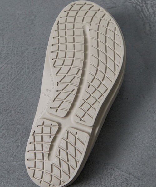 OOFOS（ウーフォス）の「OOFOS/ウーフォス 別注 OOmega/ウーメガ/リカバリーサンダル/トングサンダル（サンダル・メンズ・ベージュ系・7/8/9）」の6枚目の写真