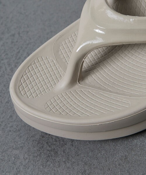 OOFOS（ウーフォス）の「OOFOS/ウーフォス 別注 OOmega/ウーメガ/リカバリーサンダル/トングサンダル（サンダル・メンズ・ベージュ系・7/8/9）」の7枚目の写真