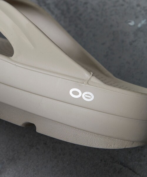 OOFOS（ウーフォス）の「OOFOS/ウーフォス 別注 OOmega/ウーメガ/リカバリーサンダル/トングサンダル（サンダル・メンズ・ベージュ系・7/8/9）」の8枚目の写真