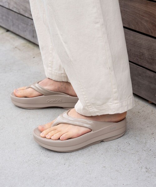 OOFOS（ウーフォス）の「OOFOS/ウーフォス 別注 OOmega/ウーメガ/リカバリーサンダル/トングサンダル（サンダル・メンズ・ベージュ系・7/8/9）」の9枚目の写真