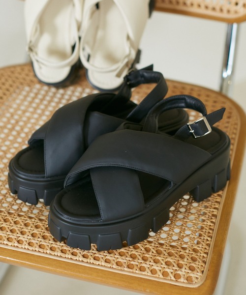 Juze（ジュゼ）の「ボリュームパテッドクロスサンダル（サンダル・レディース・ブラック/ホワイト系その他7・L/M/S）」の2枚目の写真