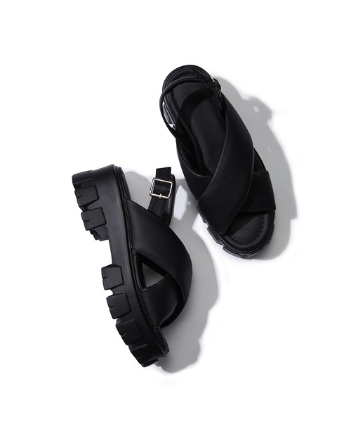 Juze（ジュゼ）の「ボリュームパテッドクロスサンダル（サンダル・レディース・ブラック/ホワイト系その他7・L/M/S）」の5枚目の写真