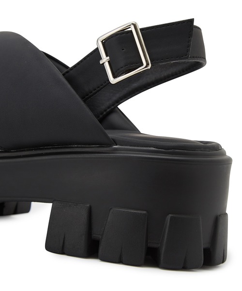 Juze（ジュゼ）の「ボリュームパテッドクロスサンダル（サンダル・レディース・ブラック/ホワイト系その他7・L/M/S）」の9枚目の写真