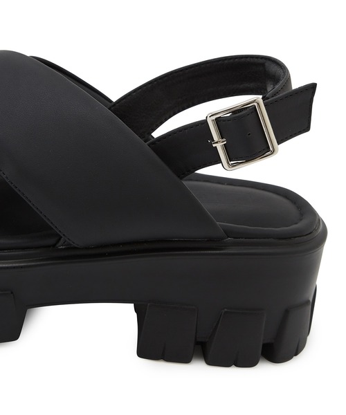 Juze（ジュゼ）の「ボリュームパテッドクロスサンダル（サンダル・レディース・ブラック/ホワイト系その他7・L/M/S）」の11枚目の写真