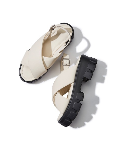 Juze（ジュゼ）の「ボリュームパテッドクロスサンダル（サンダル・レディース・ブラック/ホワイト系その他7・L/M/S）」の13枚目の写真