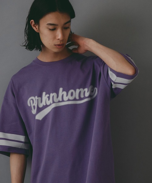 brknhome(ブロークンホーム)の「【brknhome/ブロークンホーム】袖ライン ベースボールロゴ Tシャツ(Tシャツ/カットソー・メンズ・ブラック/ホワイト/パープル・MEDIUM/LARGE)」の2枚目の写真
