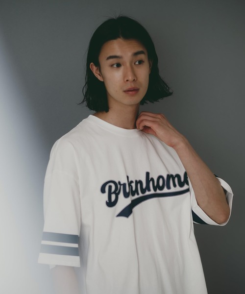 brknhome(ブロークンホーム)の「【brknhome/ブロークンホーム】袖ライン ベースボールロゴ Tシャツ(Tシャツ/カットソー・メンズ・ブラック/ホワイト/パープル・MEDIUM/LARGE)」の1枚目の写真