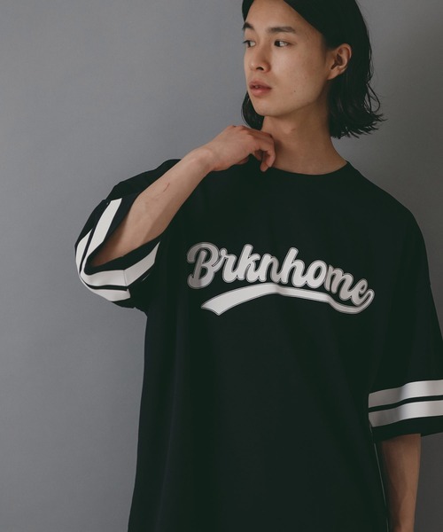 brknhome(ブロークンホーム)の「【brknhome/ブロークンホーム】袖ライン ベースボールロゴ Tシャツ(Tシャツ/カットソー・メンズ・ブラック/ホワイト/パープル・MEDIUM/LARGE)」の3枚目の写真