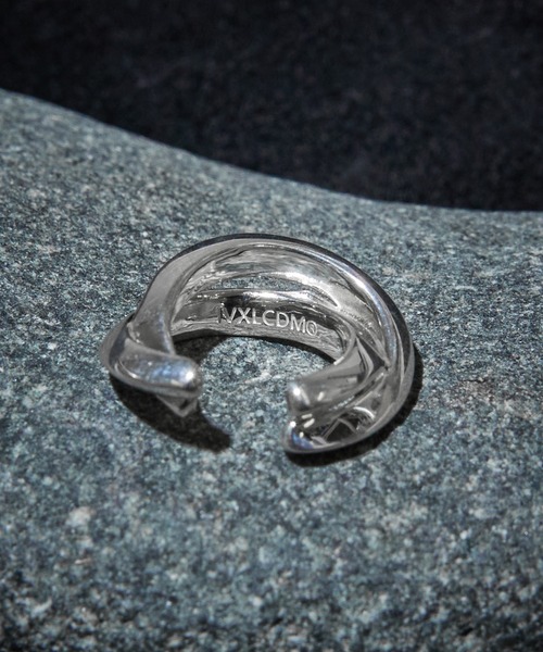 IVXLCDM(アイヴィーエックスエルシーディエム)の「IVXLCDM アイブイエックスエルシーディーエム / TRIANGLE TWIST EAR CUFF/ トライアングルツイストイヤーカフ / IVX-A550-SV(イヤーカフ・メンズ・シルバー・FREE)」の5枚目の写真