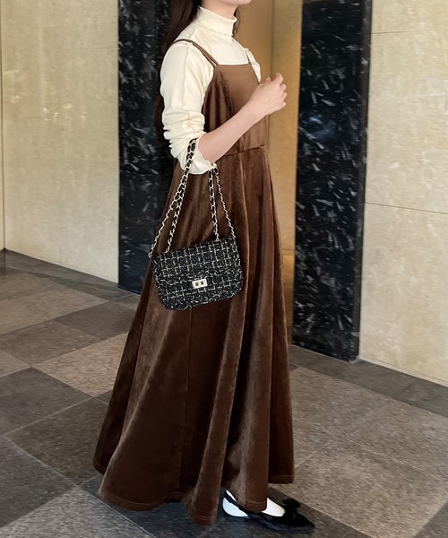 JUNOAH（ジュノア）の「べロアフレアキャミワンピース（ワンピース・レディース・ブラック/ブラウン/アイボリー・MEDIUM/LARGE/X-LARGE）」の19枚目の写真