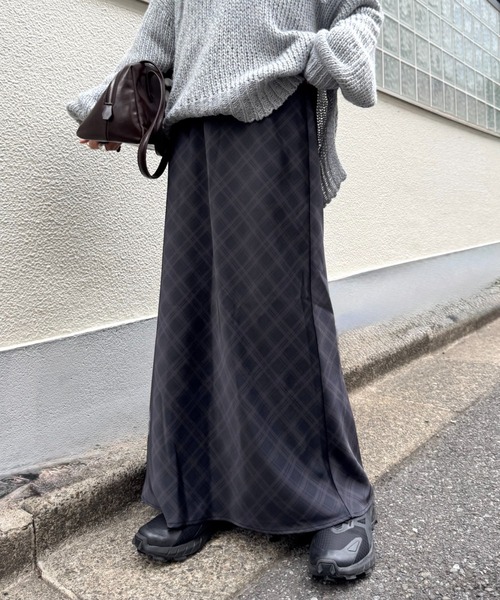 CIAOPANIC TYPY（チャオパニックティピー）の「【－3kg見え／14色展開】スタイルアップサテンスカート（スカート・レディース・オフホワイト/チャコールグレー/サックスブルー/ブラウン/レオパード/ベージュ/ブラック/カーキ/グレー/バーガンディー/グレー系その他/ベージュ系その他/ダークブラウン/ブラック系その他/ホワイト・SMALL/MEDIUM）」の9枚目の写真