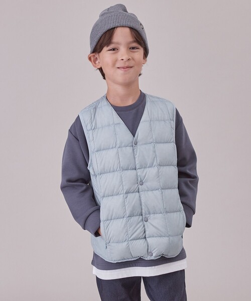 UNFILO（アンフィーロ）の「【120-150cm】TAION Vネックベスト(UNISEX)（ダウンベスト・キッズ・スモーキーグリーン系/ライラック系/カーキ系/ブラック系/ライトグレー系・120/130/140/150）」の4枚目の写真