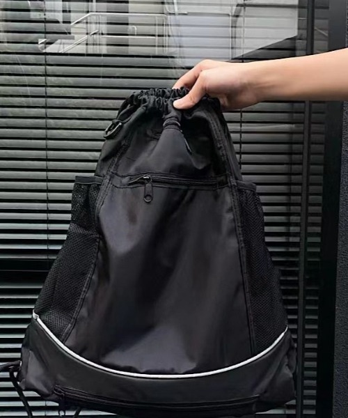 lilful(リルフル)の「【A4収納可能!】サイドメッシュポケット フロントジップデザイン ナップサック 大容量(バックパック/リュック・レディース・ブラック・F)」の3枚目の写真