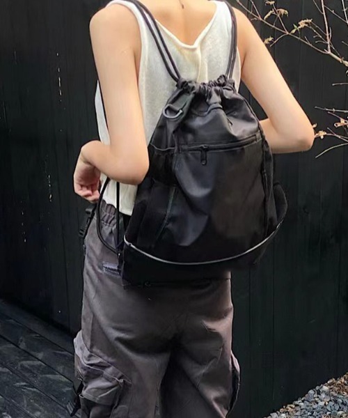 lilful(リルフル)の「【A4収納可能!】サイドメッシュポケット フロントジップデザイン ナップサック 大容量(バックパック/リュック・レディース・ブラック・F)」の4枚目の写真