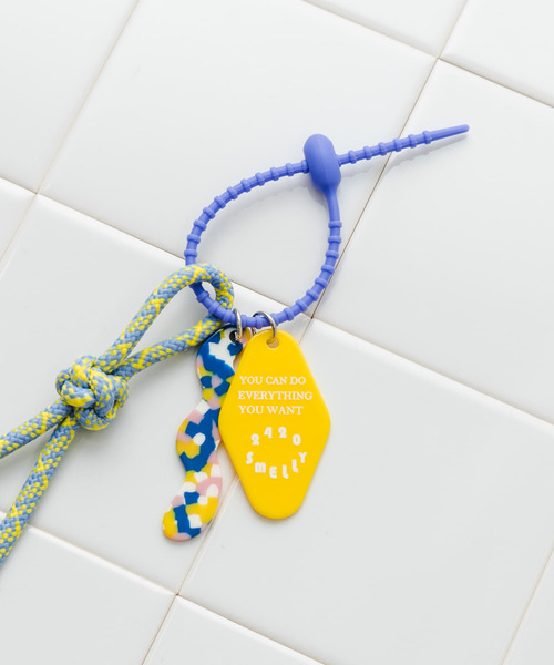 SMELLY(スメリー)の「カラフルチャームシリコンキーチェーン(キーホルダー・レディース・ブルー/グリーン/ラベンダー・-)」の5枚目の写真