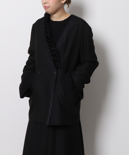 フリル付きノーカラージャケット